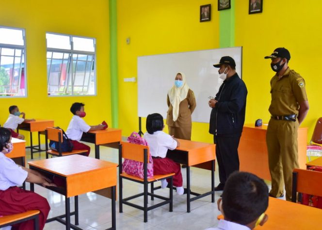 
 Bupati Karimun, Aunur Rafiq meninjau hari pertama sekolah tatap muka di Pulau Kundur, Senin (11/1/2021). (Foto: Candra/Humas Pemkab Karimun).
