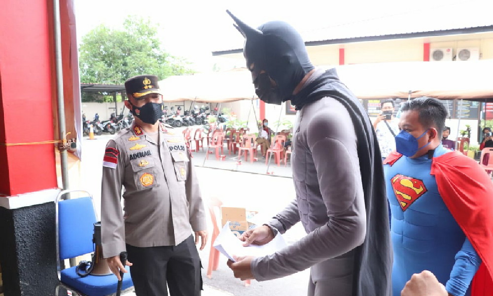 “Superman dan Batman” Ikuti Vaksinasi Covid-19 di Polres Karimun