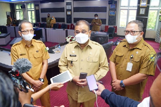 
 Bupati Karimun, Aunur Rafiq  didampingi Kadis PUPR, M Zulfan (kanan) usai melaunching aplikasi SIMTARU, Selasa (30/11/2021).