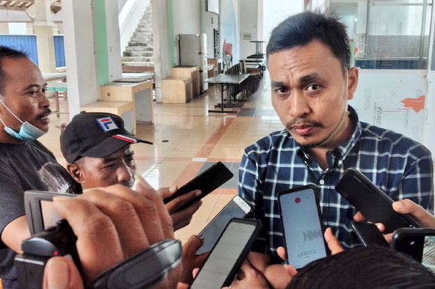 
 Manager PLN ULP Tanjung Balai Karimun, Hendrico memberikan keterangan kepada media terkait adanya pemadaman listrik bergilir ke pelanggan selama 25 hari ke depan di Coastal Area, Rabu (4/5/2022).