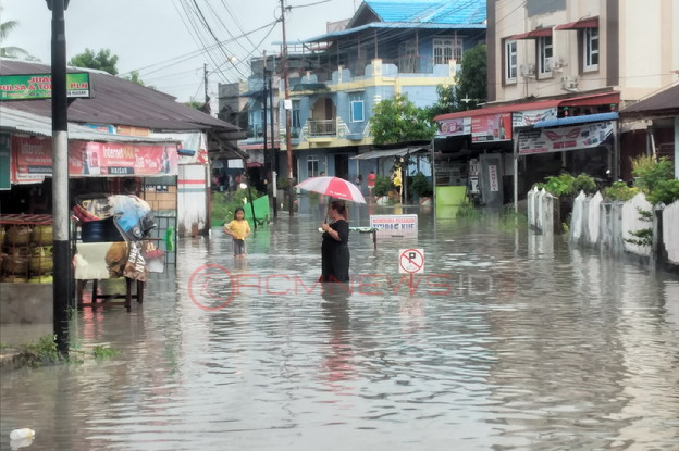 
					Banjir di Jalan Pelipit Karimun, Kamis (26/6/2022) siang. (Foto: rcmnews)