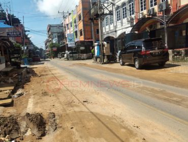 Usai banjir pada, Sabtu (25/6/2022) pasir menumpuk di jalan Teuku Umar yang merupakan jalan utama akses menuju pusat kota dan pelabuhan Karimun belum dibersihkan hingga pukul 10.30 WIB, Minggu (26/6). (Foto: rcmnews)
