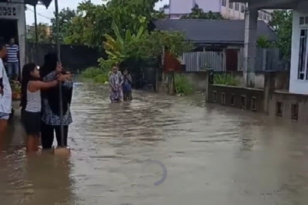 
					Diguyur Hujan 2 Jam, Rumah Warga dan Jalan di Karimun Terendam Banjir. (Foto: ist)