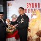 Kapolres Karimun, AKBP Tony Pantano menerima nasi tumpeng dari Bupati Karimun, Aunur Rafiq pada upacara dan syukuran Hari Bhayangkara ke 76 di Mapolres Karimun, Selasa (5/7/2022).