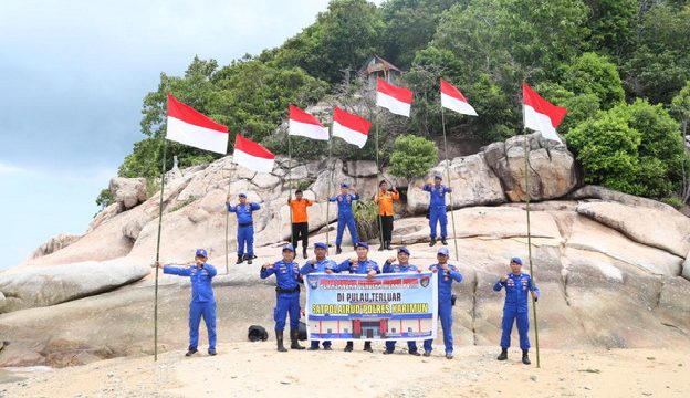 HUT RI ke-77, Polairud Polres Karimun Kibarkan Bendera Merah Putih di Pulau Terluar Indonesia
