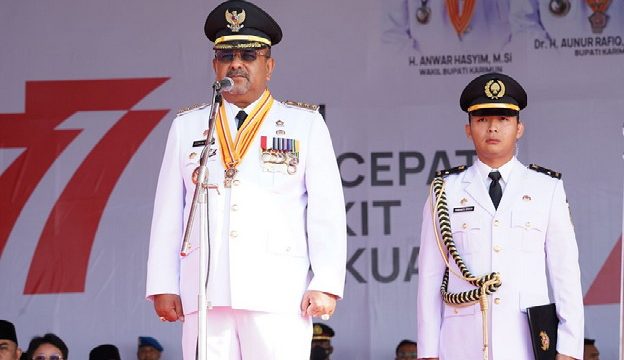 Bupati Karimun, Aunur Rafiq memimpin upacara HUT RI ke 77 di panggung rakyat Putri Kemuning Coastal Area, Rabu (17/8/2022). (Foto: ist)

