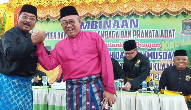 Sekretaris Daerah Kabupaten Karimun DR Muhd Firmansyah (kanan) dipercaya menjabat sebagai Ketua LAM Kabupaten Karimun periode 2022-2027. (Foto: istimewa)