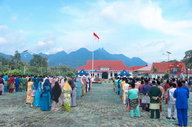 
					Upacara peringatan Hari Jadi Provinsi Kepulauan Riau ke 20 di Halaman Kantor Bupati Lingga, Sabtu (24/09/2022). 