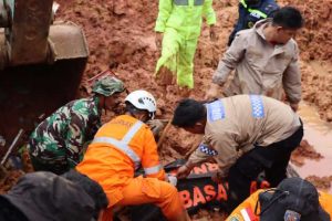 Puluhan Korban Meninggal Bencana Longsor Serasan Natuna Dievakuasi
