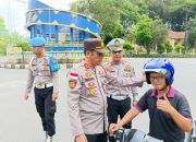 Bagikan Helm Gratis, Kapolsek Bintan Timur Berharap Pengendara Disiplin