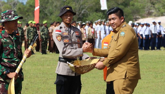 Personel Polres Bintan Bantu TNI Membangun Desa